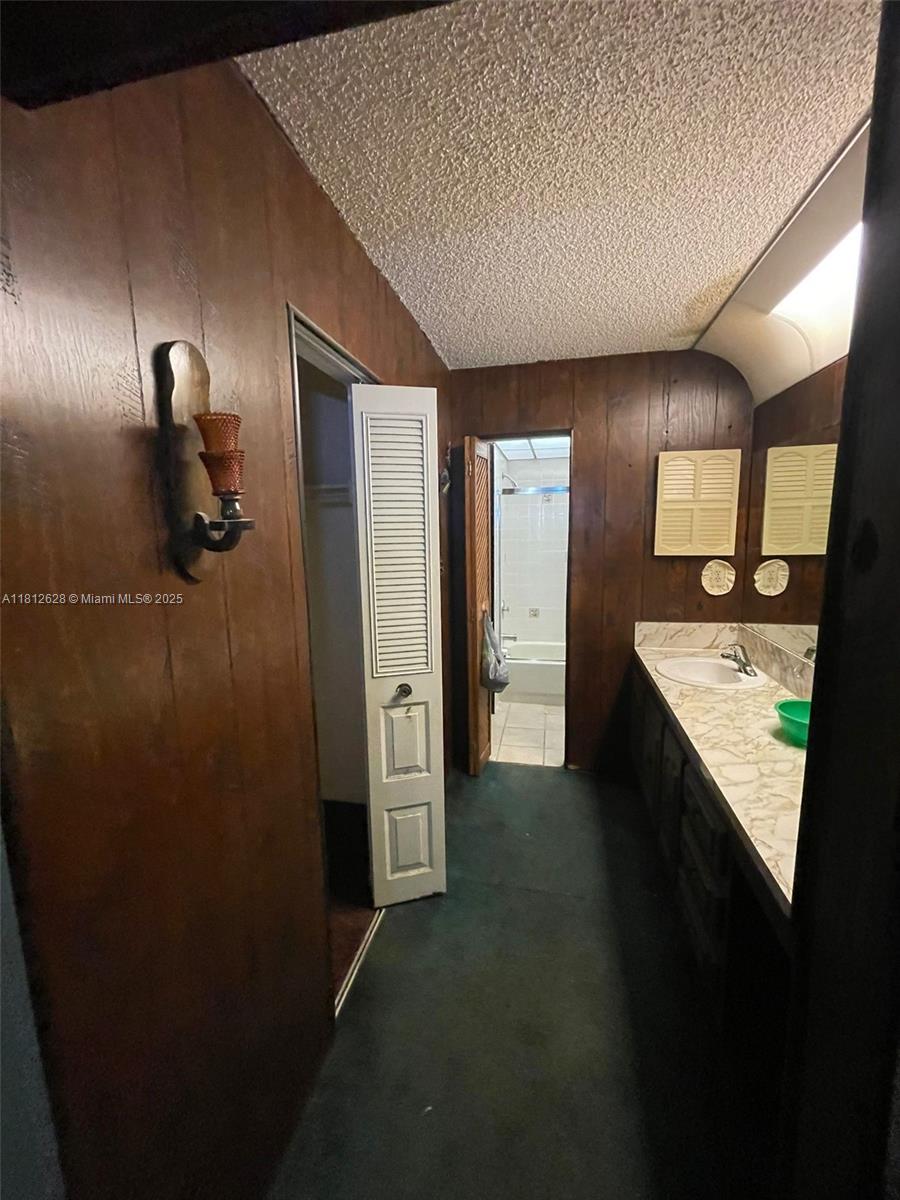 COUNTRY SQUIRE TOWNHOMES - Residential