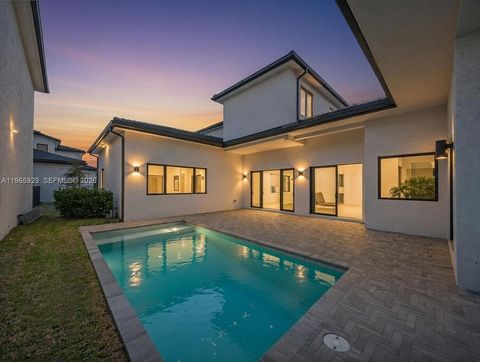 5718 W Ashwood Cir W Hollywood FL 33312