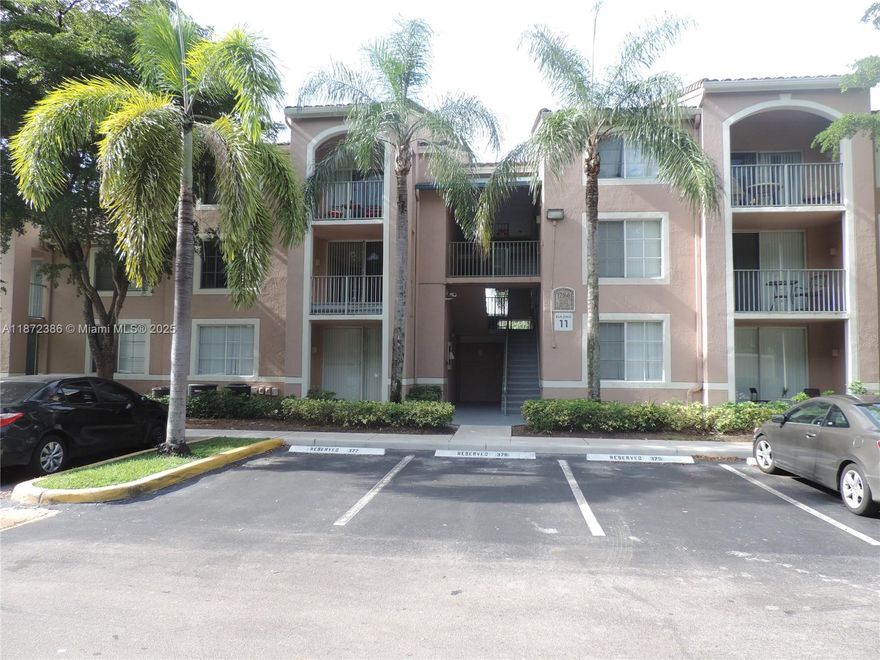 Beautiful unit, tile floors throughout, stainless steel appliances, freshly painted, remodeled bathroom, open balcony
with view to the lake, move in condition. Quiet and gated community with great amenities, close to shopping
center, highways, hospitals, restaurants and much more, Don't miss this opportunity
