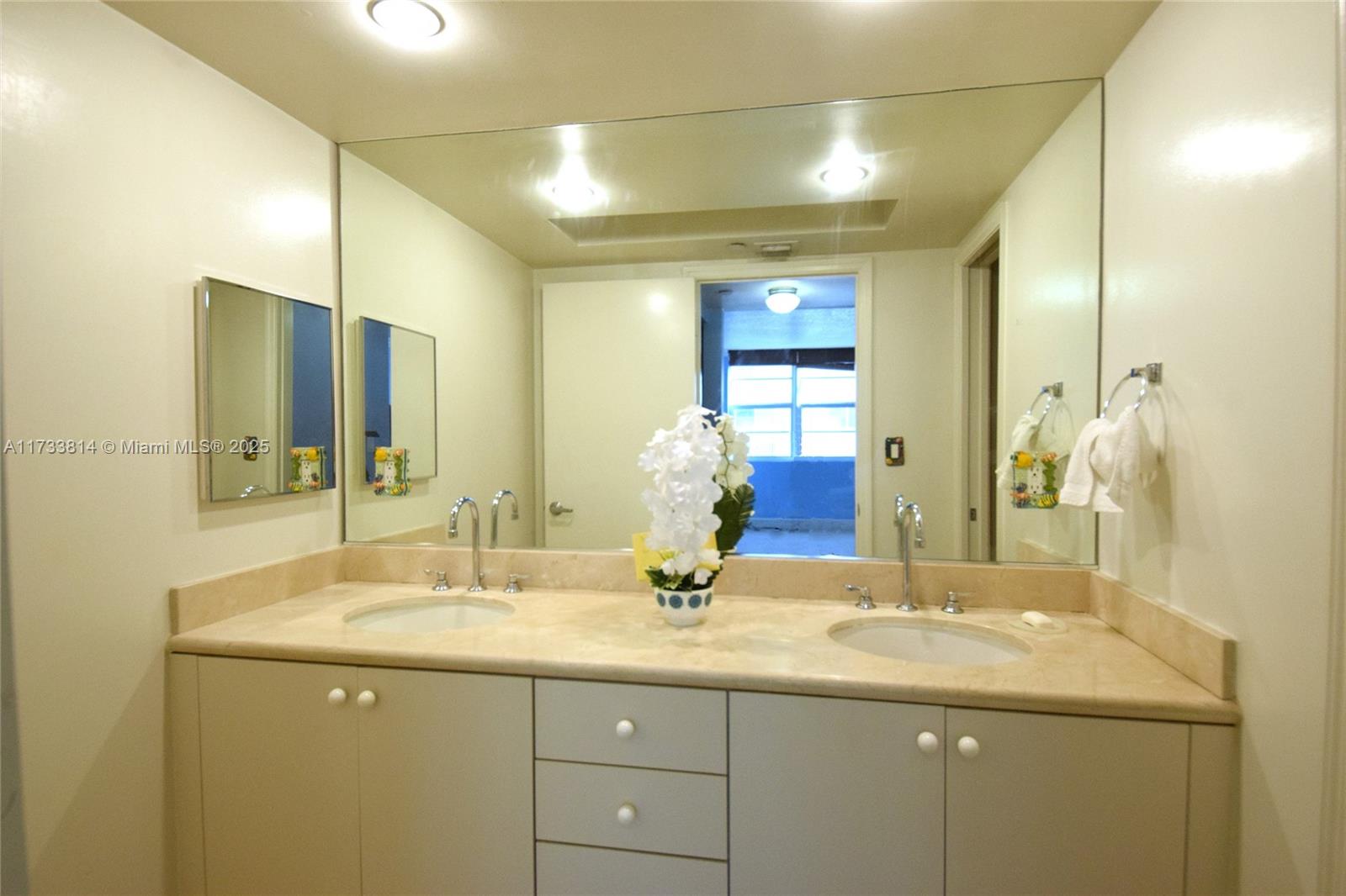 THE COLLINS CONDO - Residential