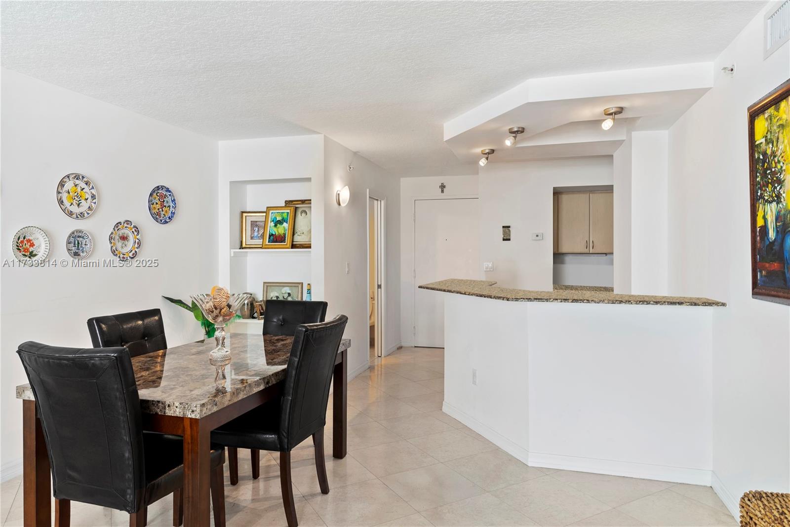 THE COLLINS CONDO - Residential