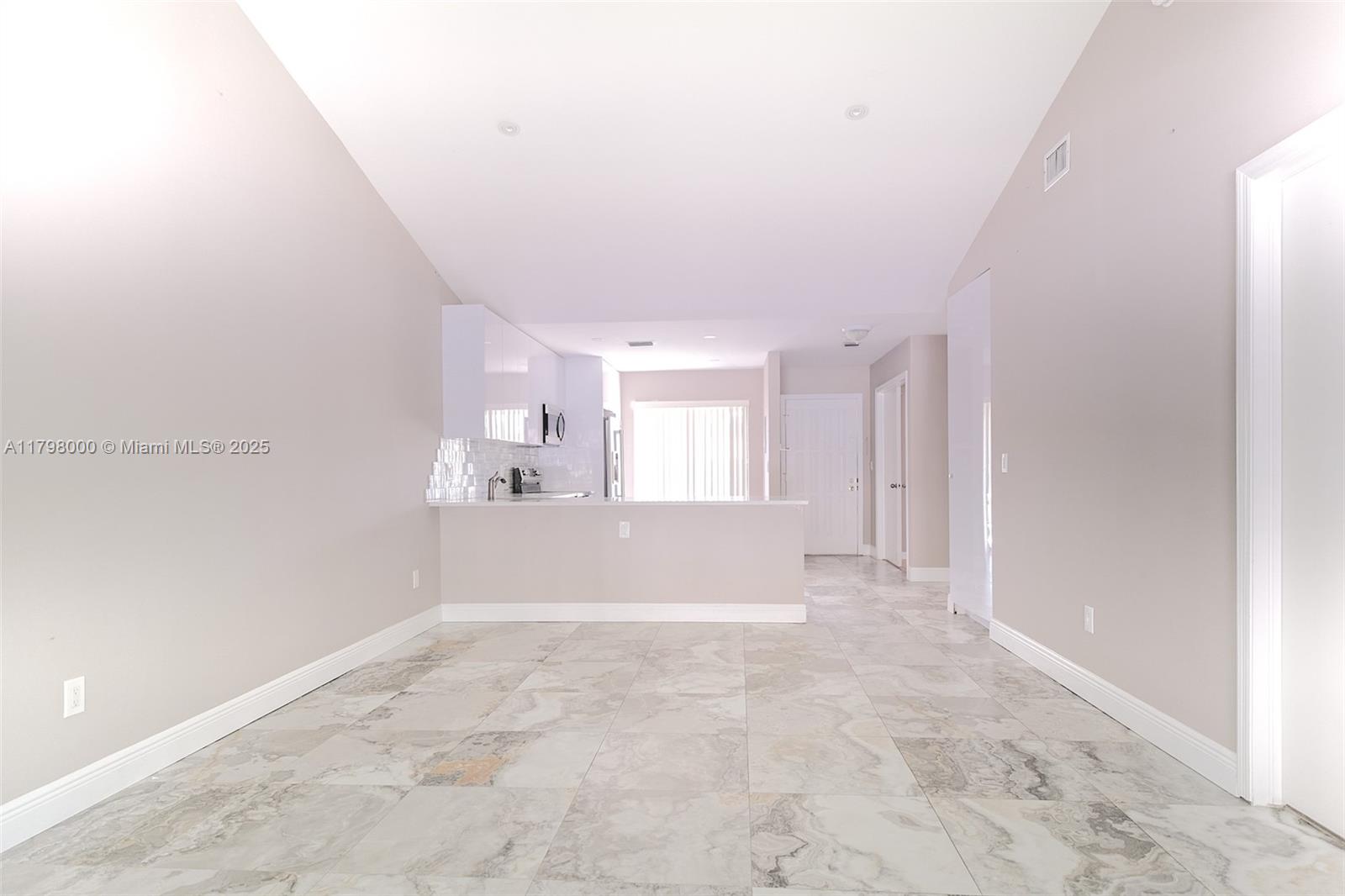 301 Club Cir 208