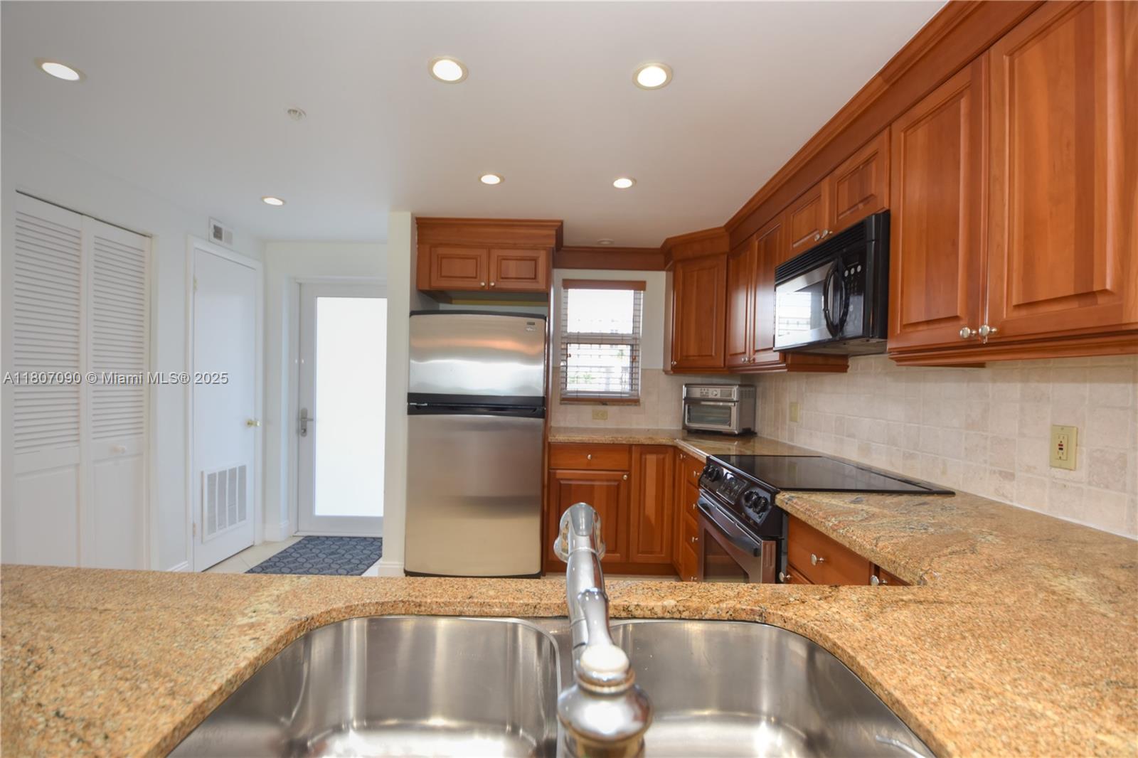 PENTHOUSE TOWERS CONDO - Residential