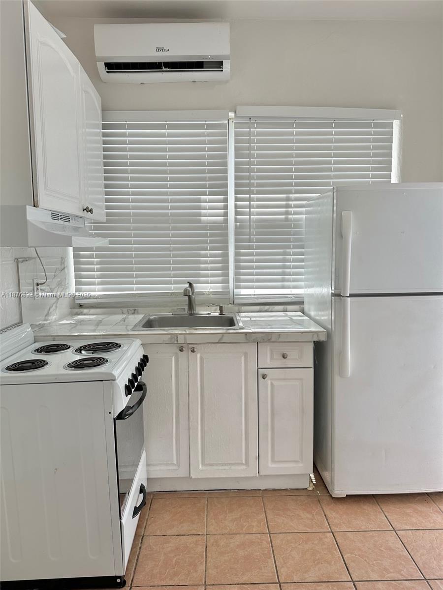 2x Months total to move in! Please TEXT the owner/agent for showing instructions. Beautiful studio. Located in a nice quiet building with plenty of parking. Across the street from a Publix and Laundromat. Quick approval. Please TEXT the owner/agent for showing instructions.