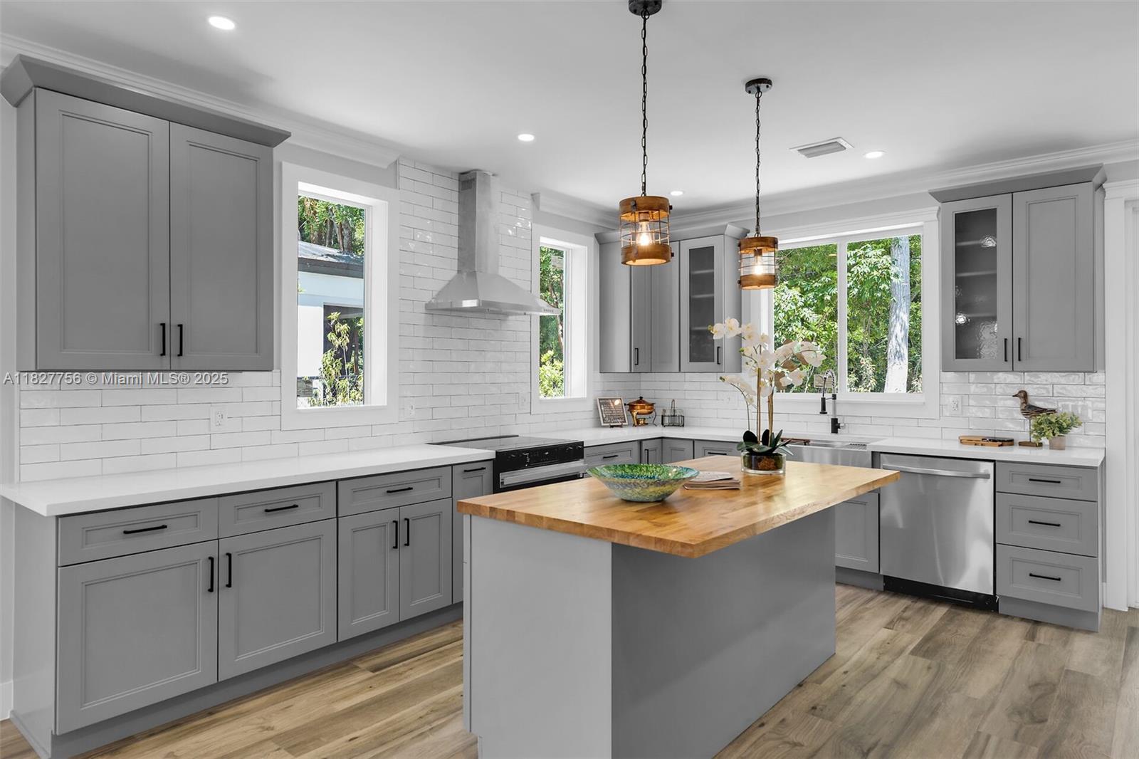 PARADISE POINT - Residential