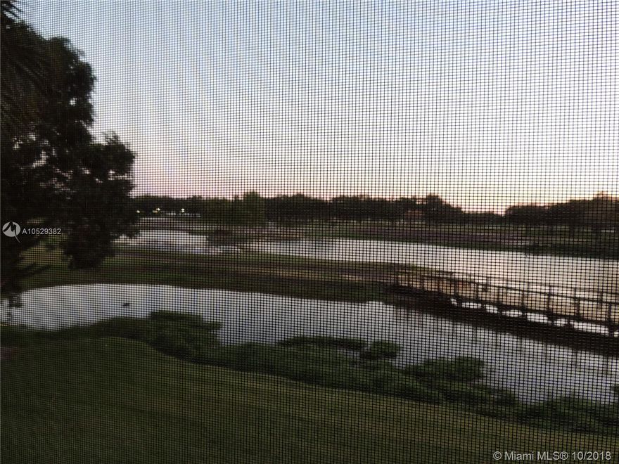 Great unit, all tiled, granite counter tops in kitchen, SS appliances. Amazing view of the golf course and lake.
Very good condition. Pets under 20 OK. Key secure building. No lease first year of ownership. Assigned parking space, storage. Great opportunity, big unit, low maintenance. Walk to NOVA University, great Davie Location, near all major highways. Don't miss it !