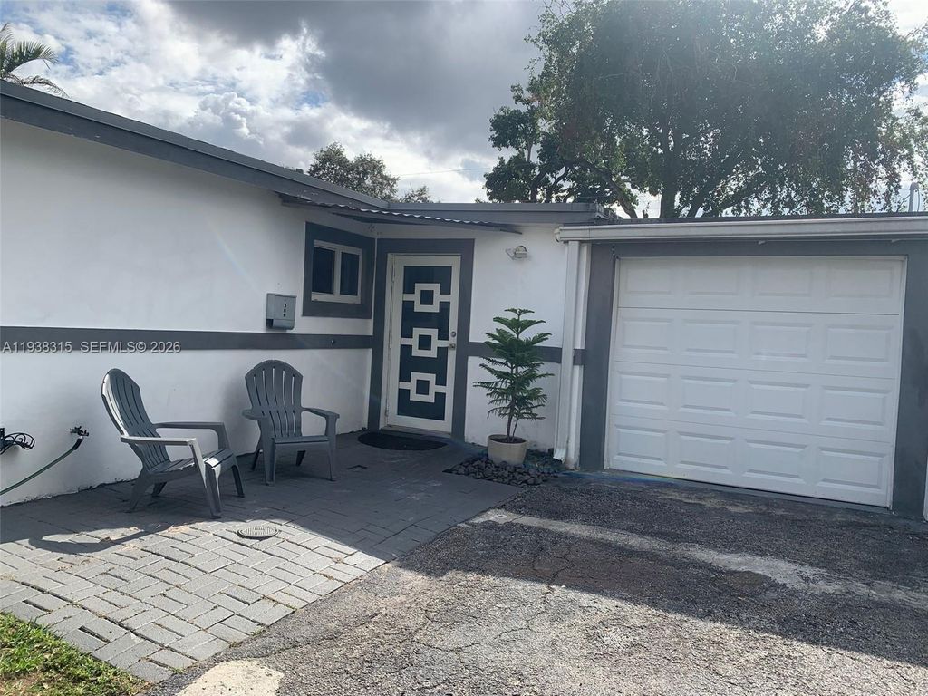 Photo of 6620 Custer St, Hollywood, FL 33024 (MLS # A11938315)