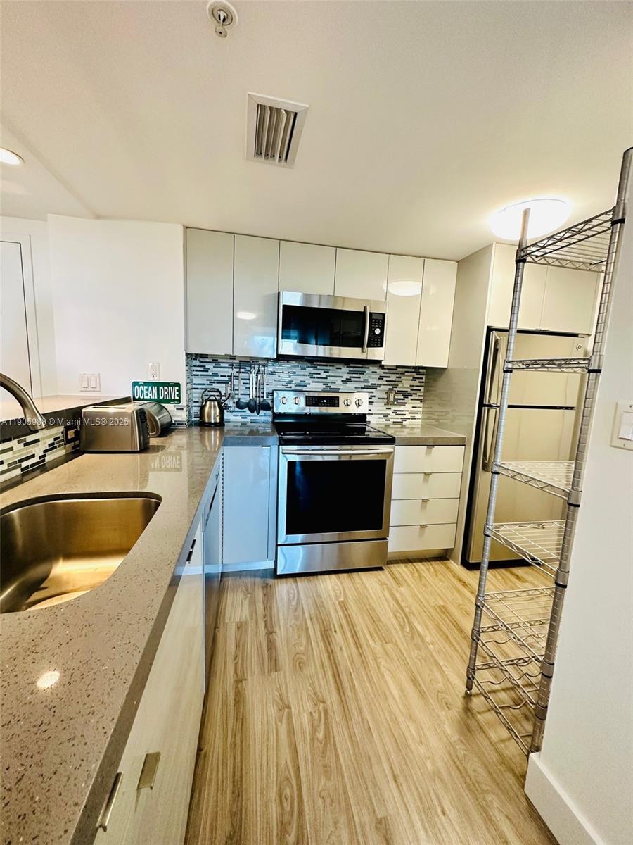 THE FLORIDIAN CONDO - Residential Lease