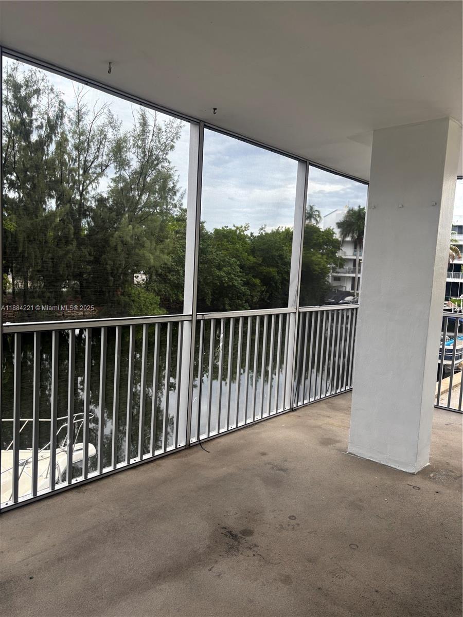 EASTERN SHORES WHITE HOUS - Residential
