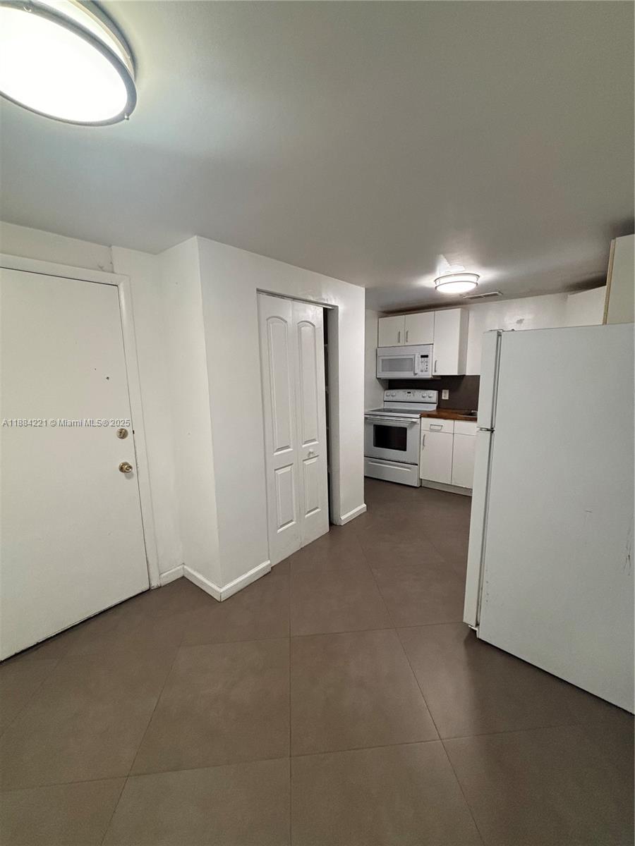 EASTERN SHORES WHITE HOUS - Residential