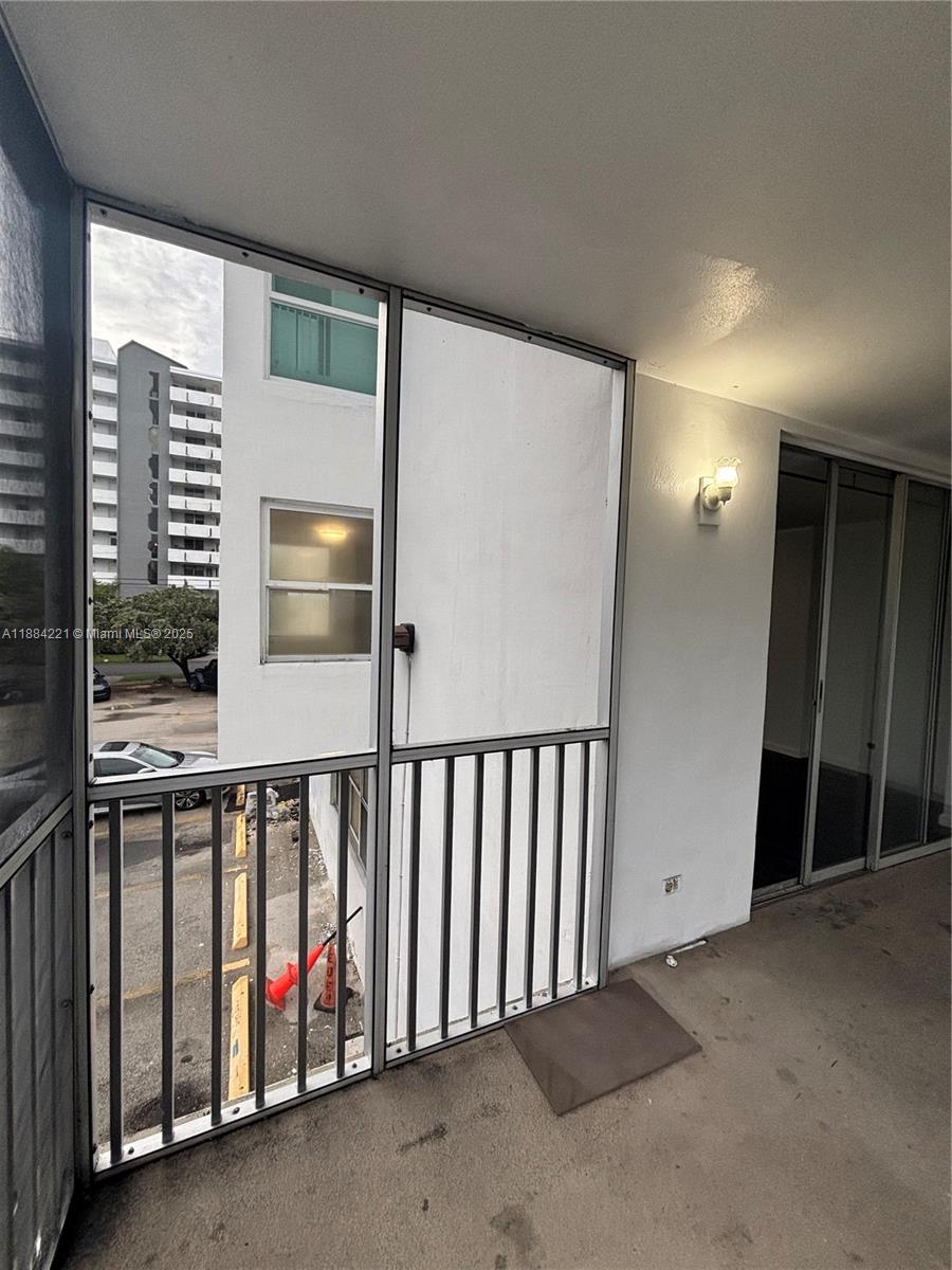 EASTERN SHORES WHITE HOUS - Residential