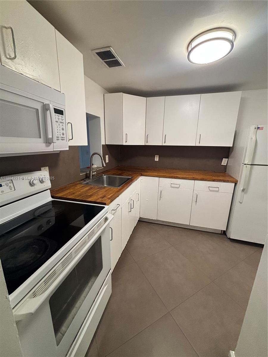 EASTERN SHORES WHITE HOUS - Residential