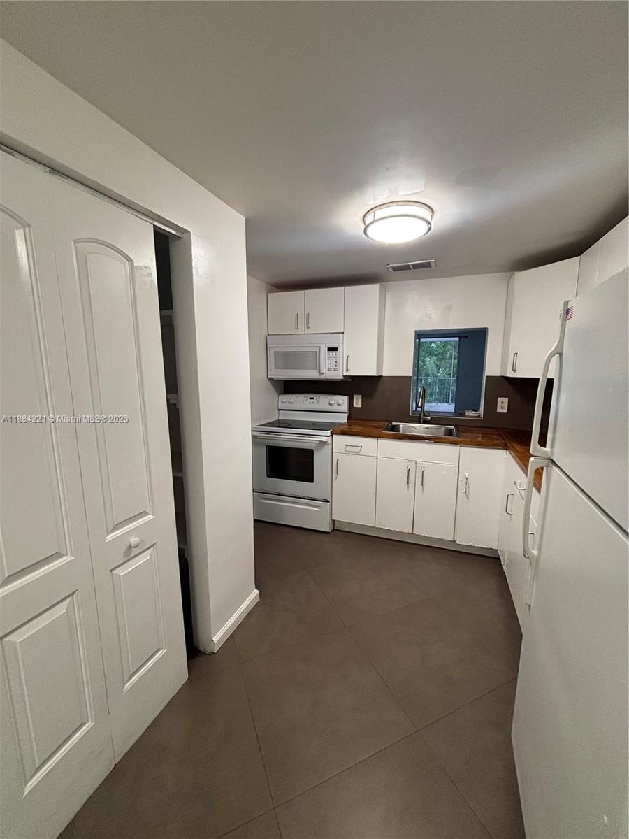 EASTERN SHORES WHITE HOUS - Residential