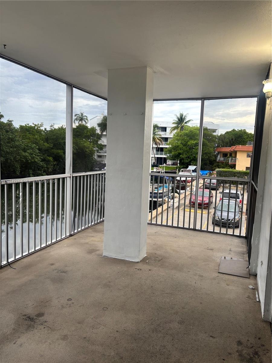 EASTERN SHORES WHITE HOUS - Residential