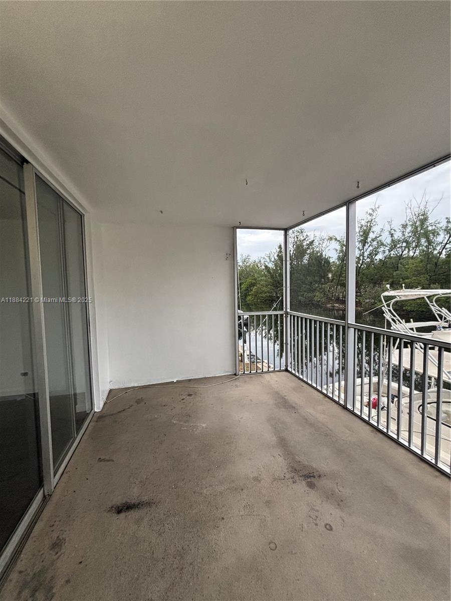 EASTERN SHORES WHITE HOUS - Residential