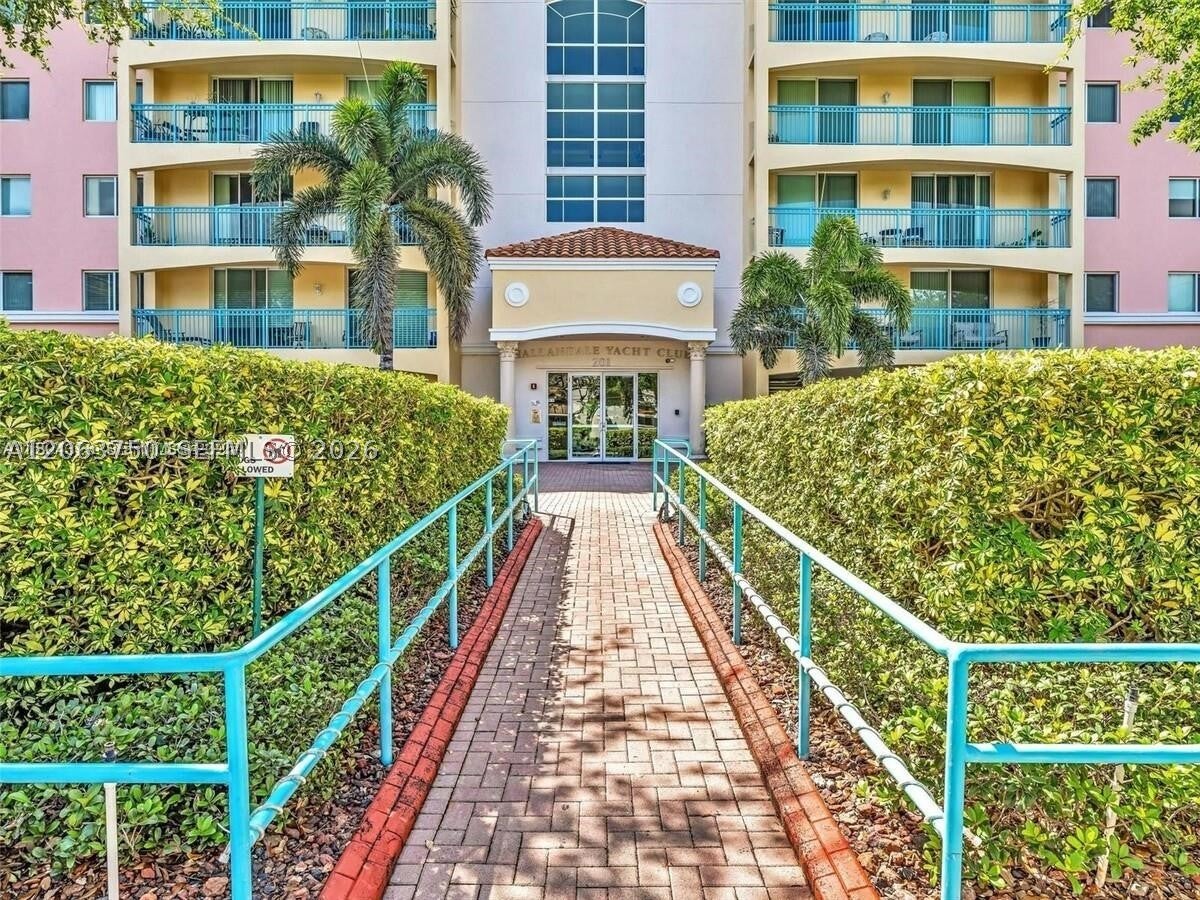 201 Golden Isles Dr 409