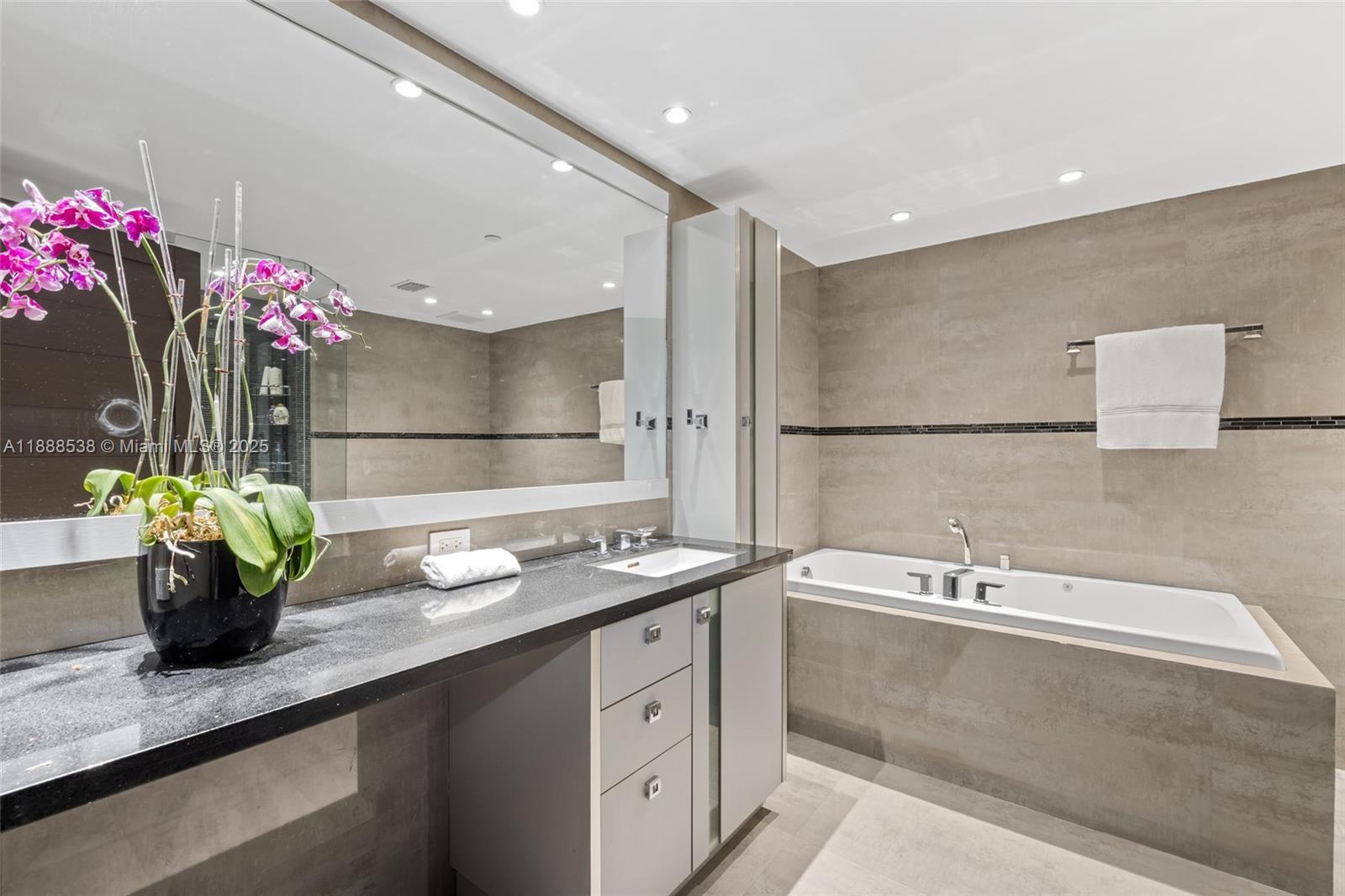 SEASIDE CONDO - Residential