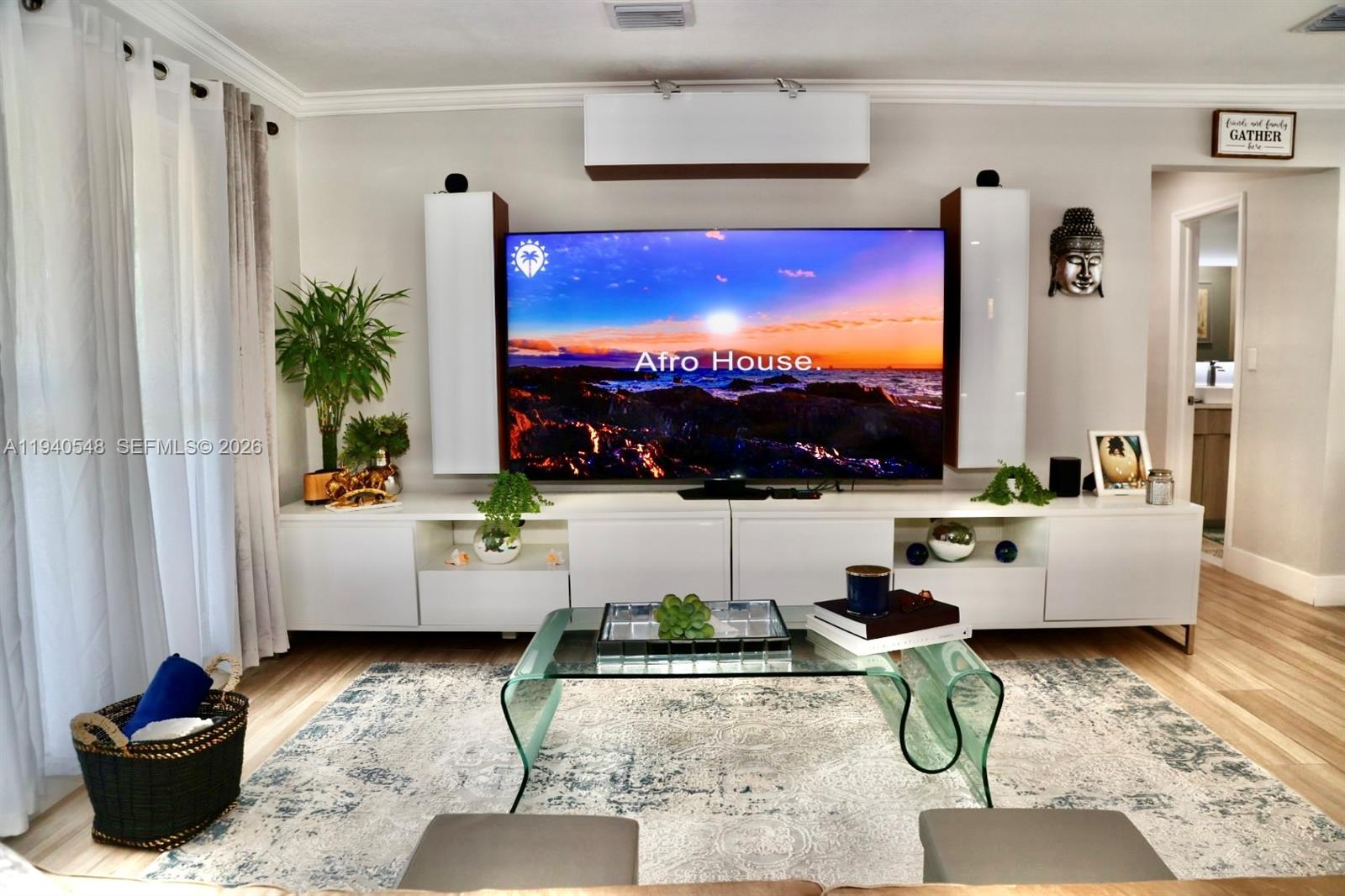 HOLLYWOOD HILLS - Residential