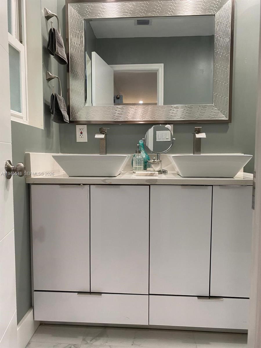 HOLLYWOOD HILLS - Residential