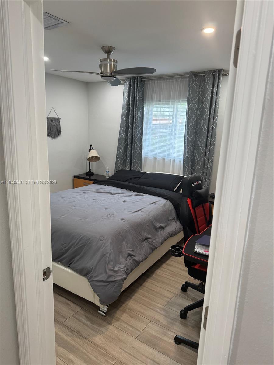 HOLLYWOOD HILLS - Residential