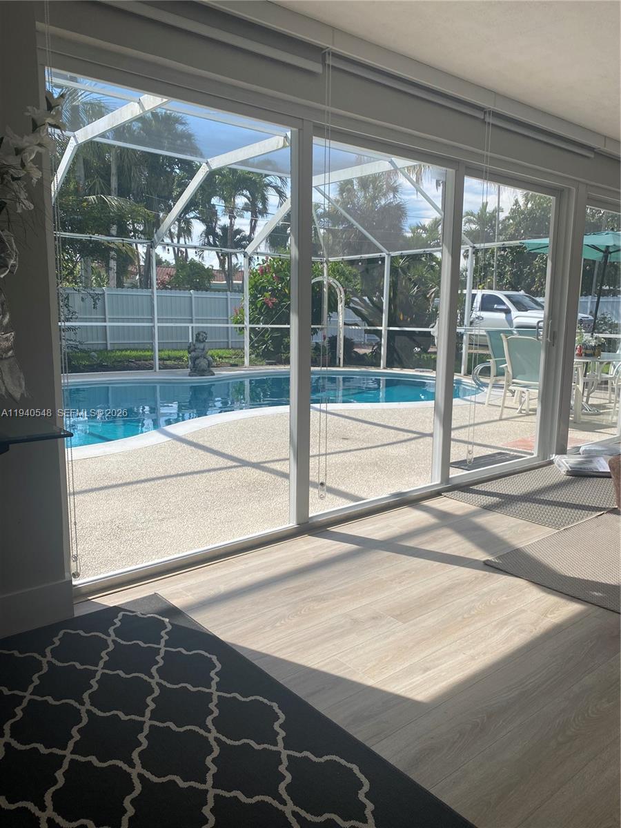 HOLLYWOOD HILLS - Residential