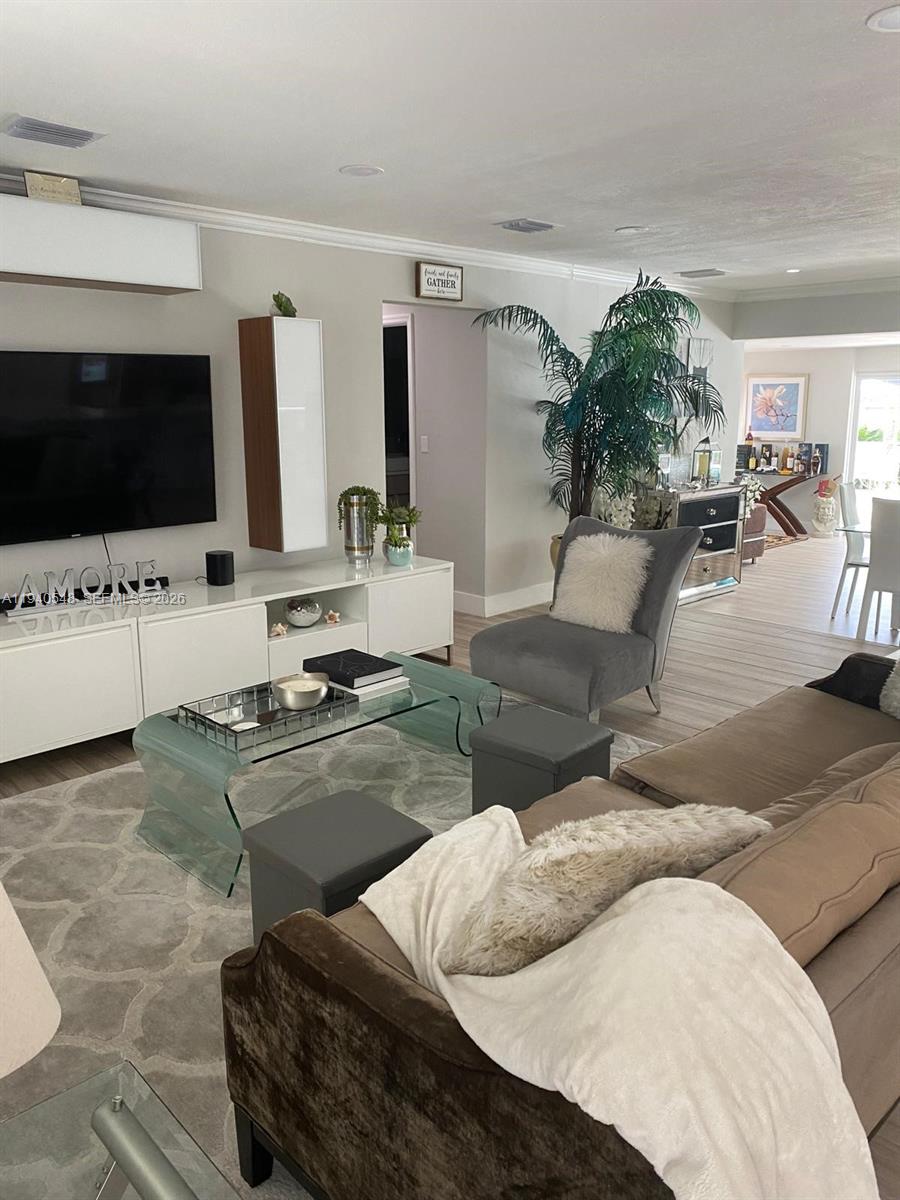 HOLLYWOOD HILLS - Residential