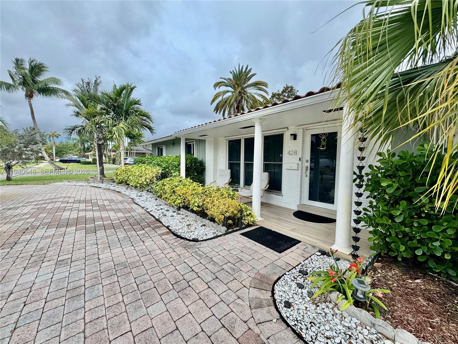 HOLLYWOOD HILLS - Residential