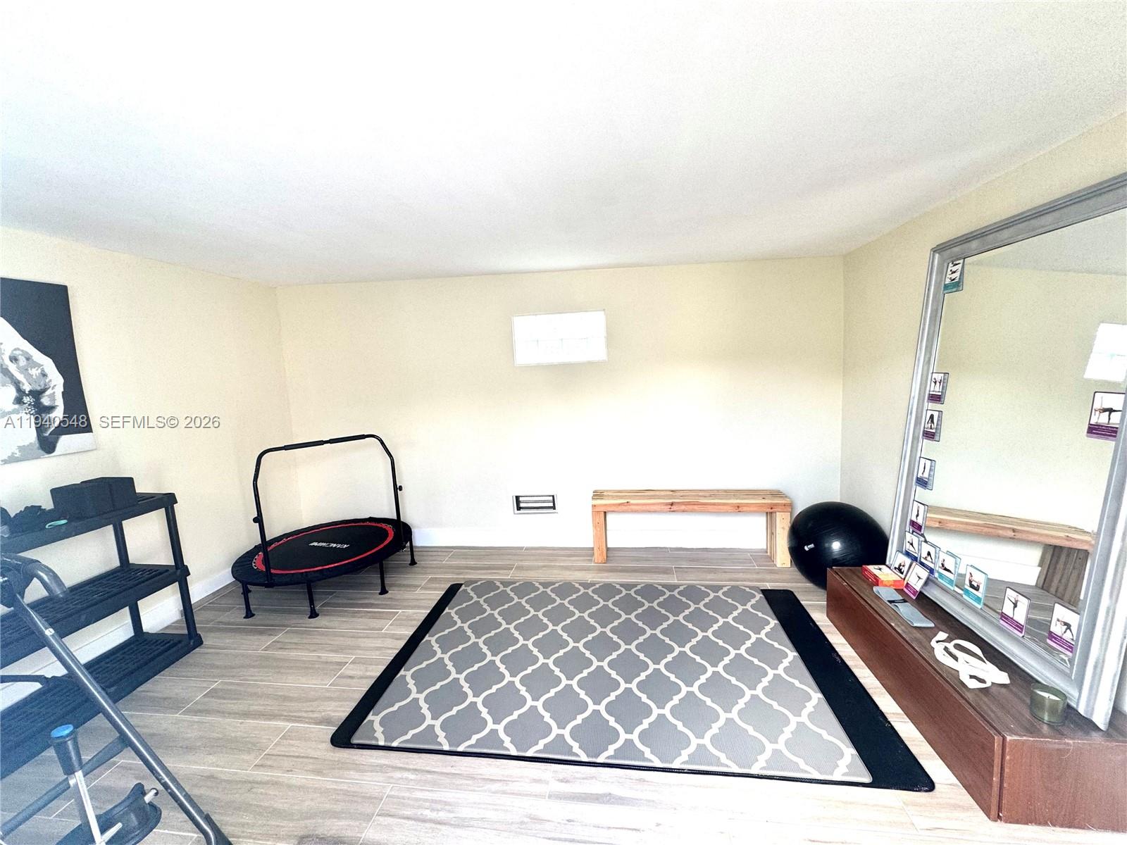 HOLLYWOOD HILLS - Residential