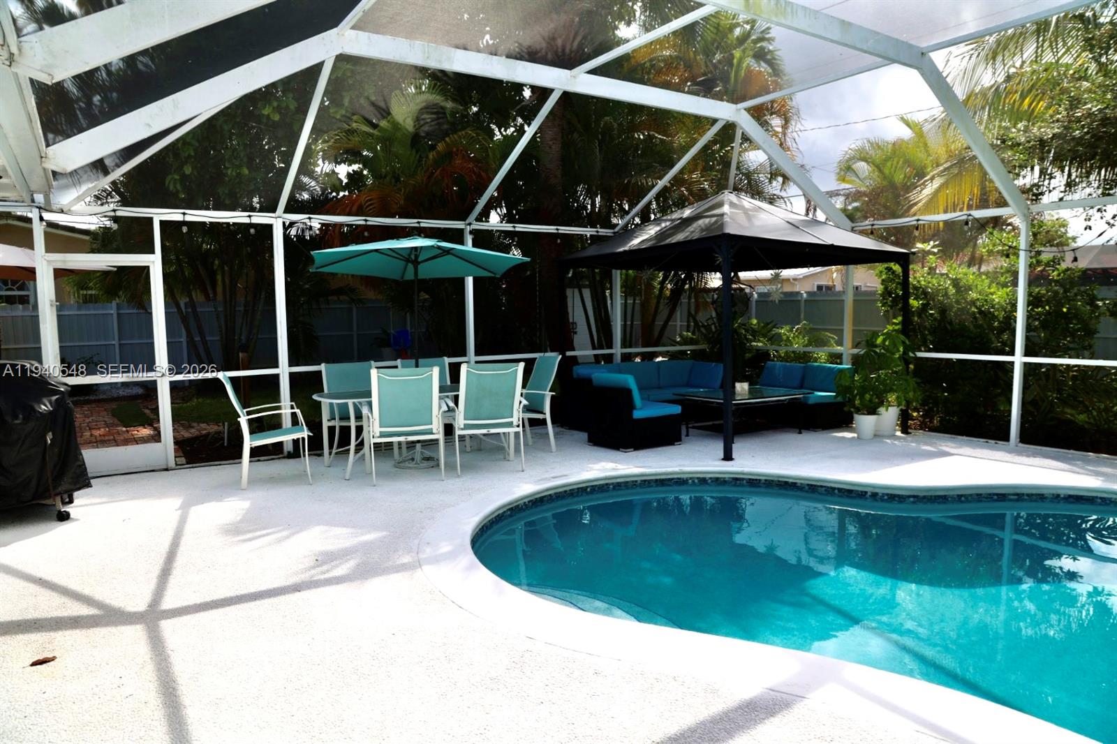 HOLLYWOOD HILLS - Residential