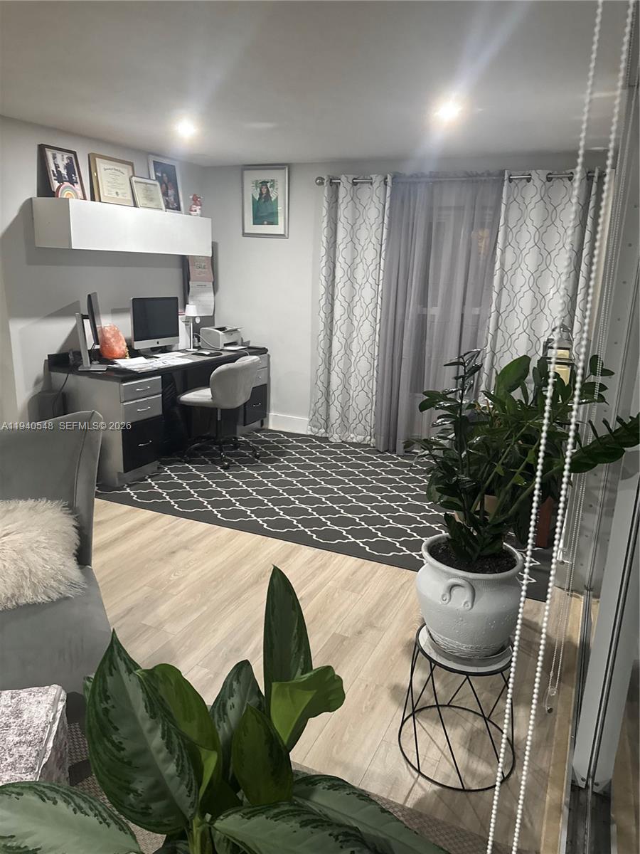 HOLLYWOOD HILLS - Residential