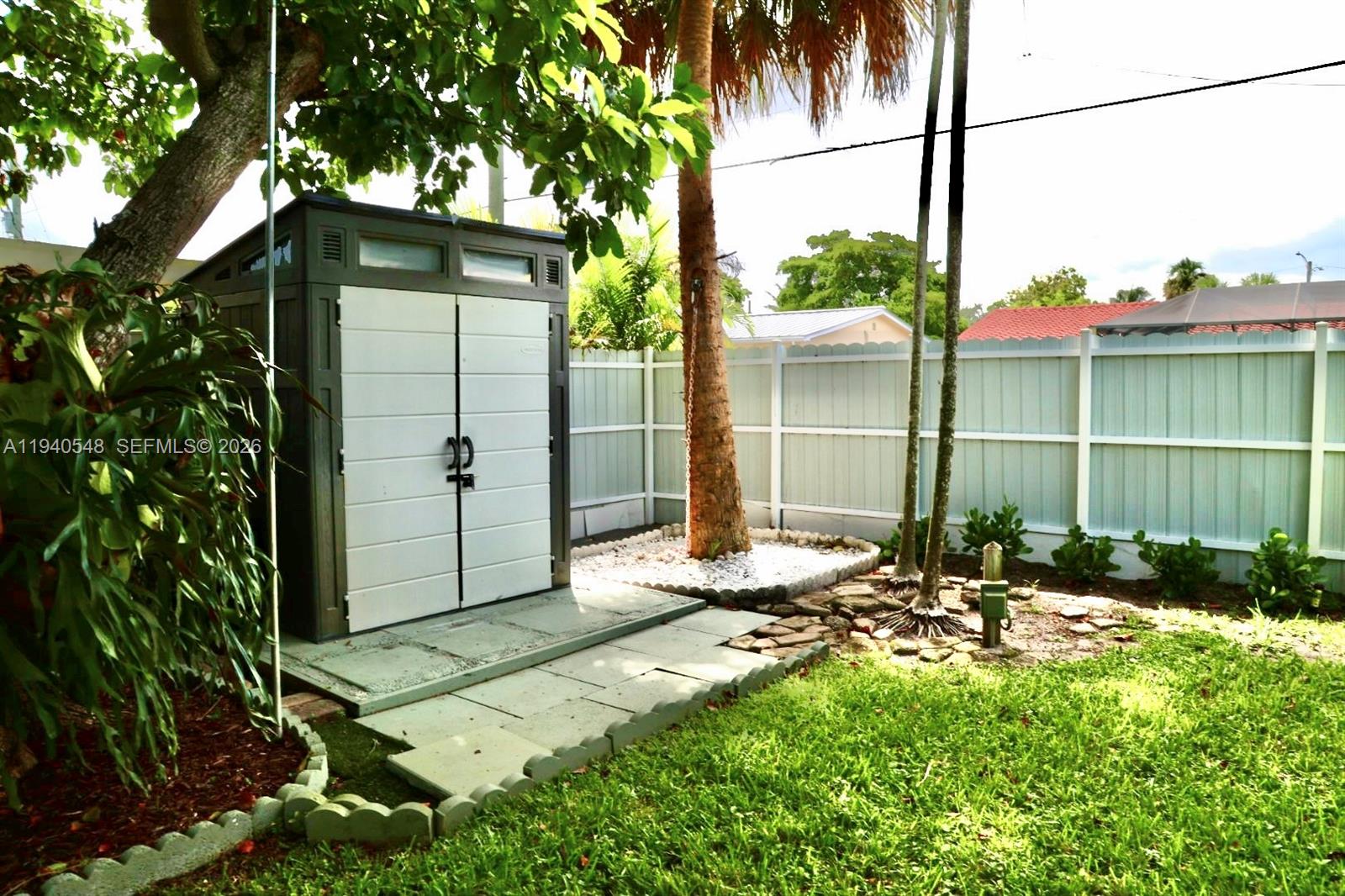 HOLLYWOOD HILLS - Residential