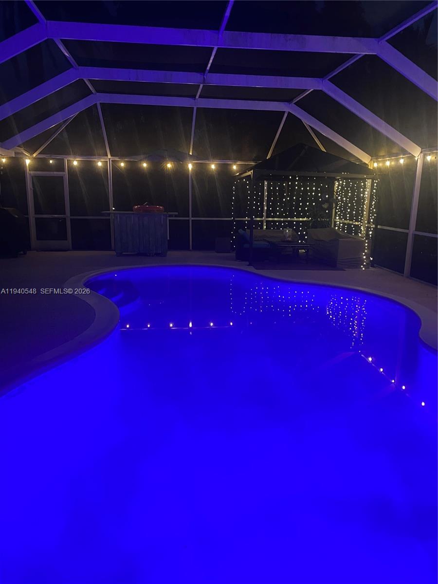 HOLLYWOOD HILLS - Residential