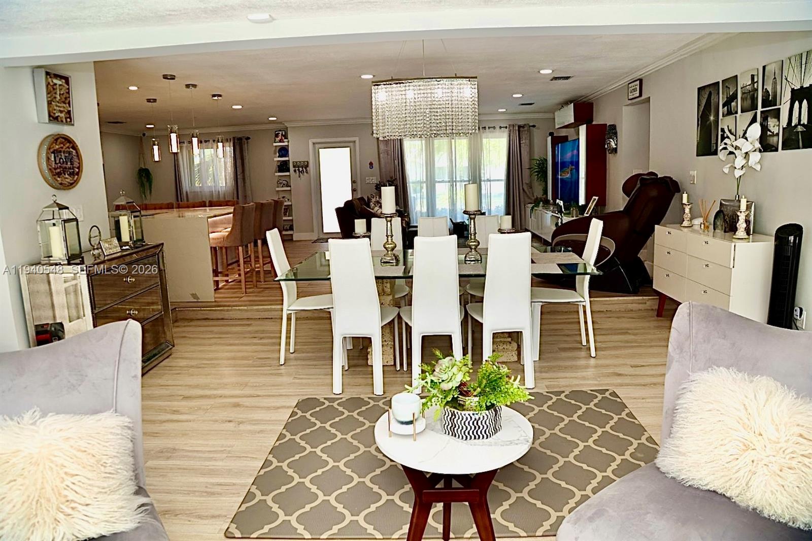 HOLLYWOOD HILLS - Residential