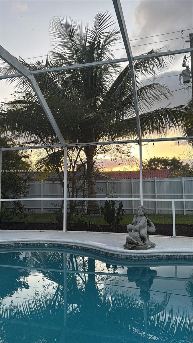 HOLLYWOOD HILLS - Residential