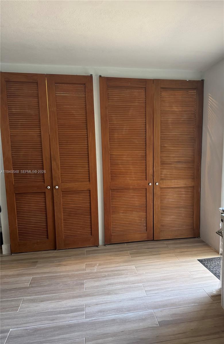 HOLLYWOOD HILLS - Residential