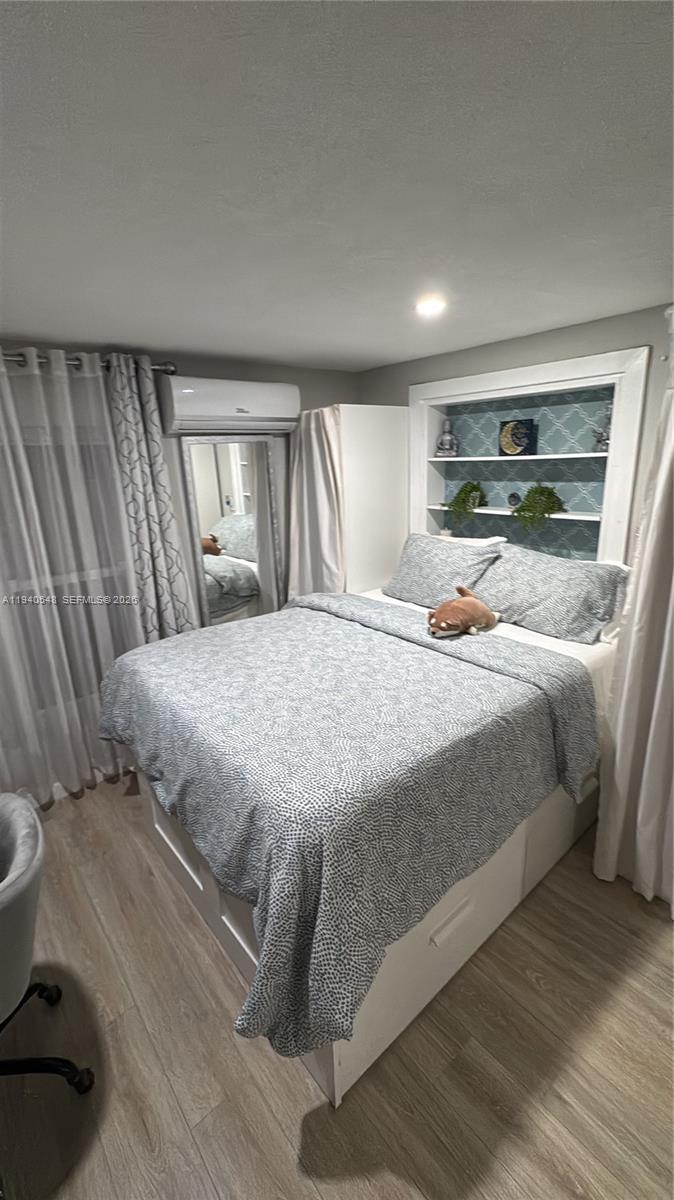 HOLLYWOOD HILLS - Residential