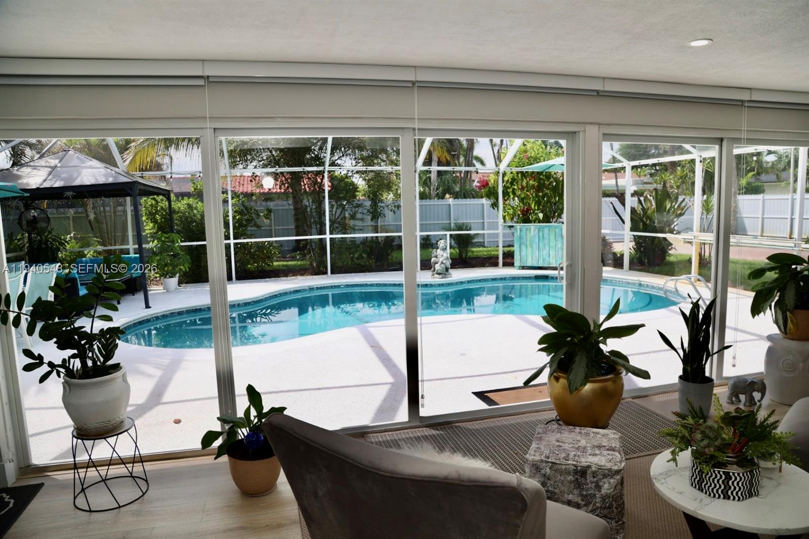 HOLLYWOOD HILLS - Residential