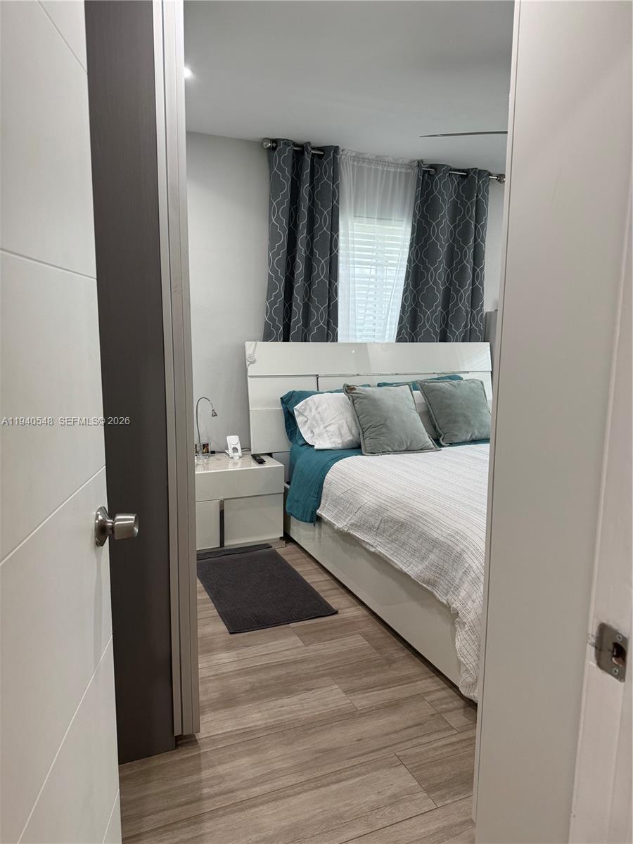 HOLLYWOOD HILLS - Residential