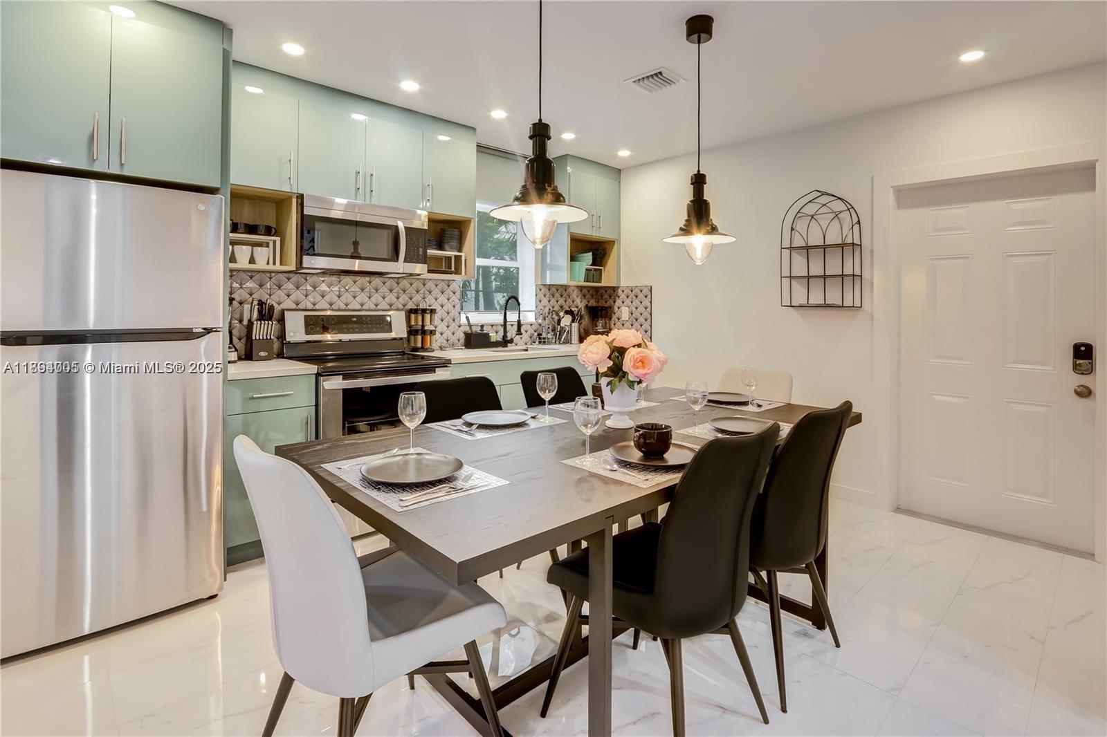 HOLLYWOOD LITTLE RANCHES - Residential Lease