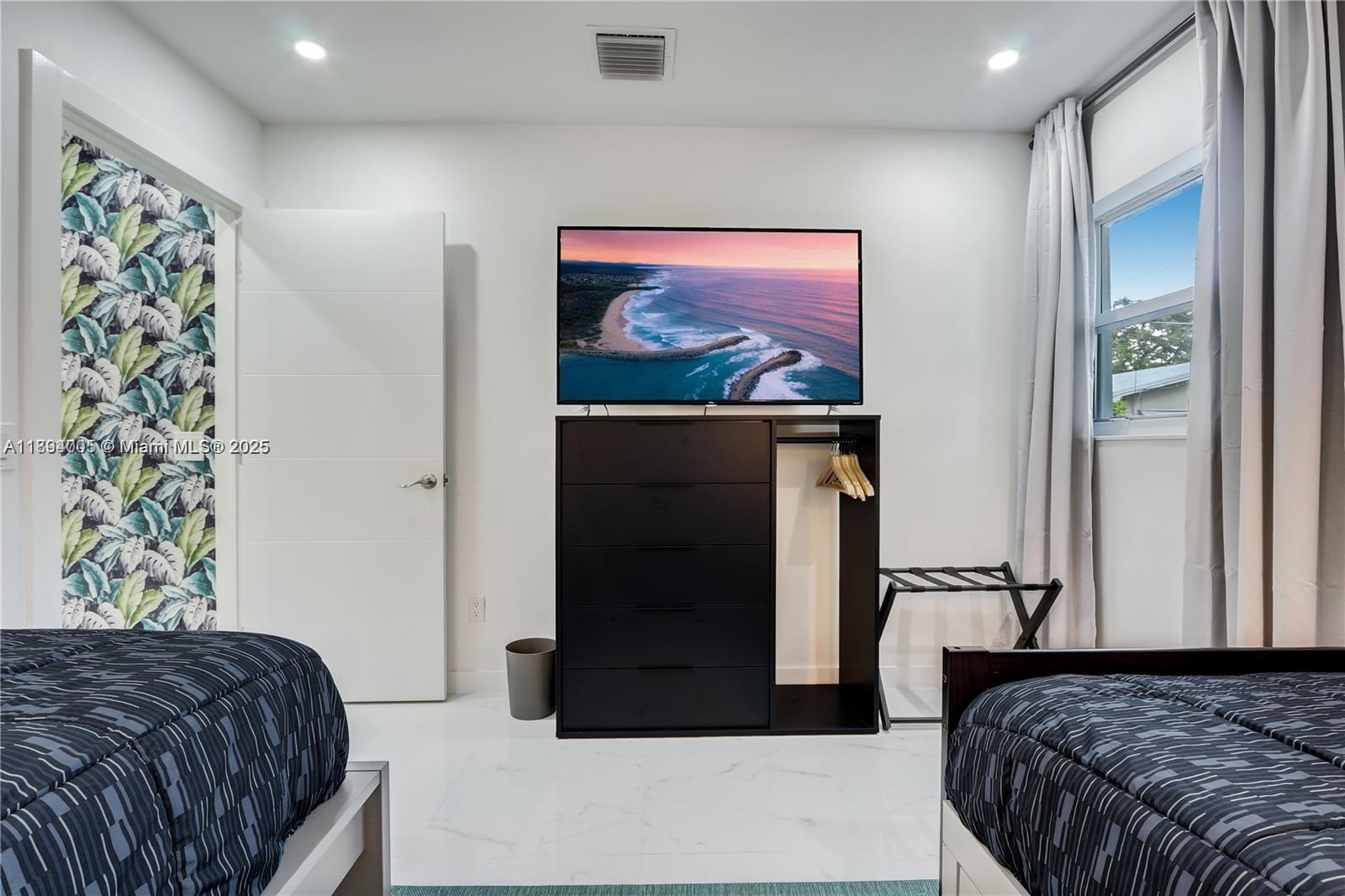 HOLLYWOOD LITTLE RANCHES - Residential Lease