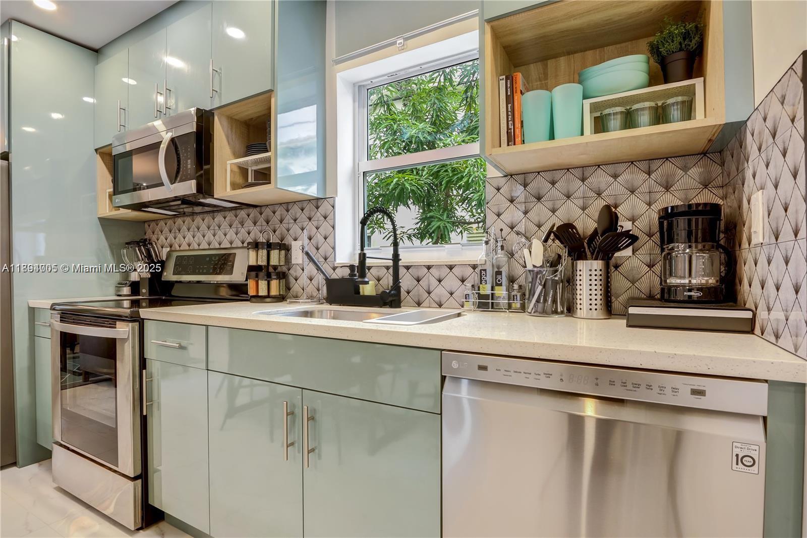 HOLLYWOOD LITTLE RANCHES - Residential Lease