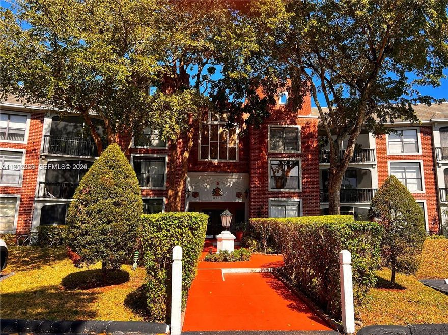 FOR SALE! BEAUTIFUL 2BR/2BA CORNER UNIT - ALL AGES WELCOME - MOVE-IN READY. PRIME LOCATION DIRECTLY IN FRONT OF THE CLUBHOUSE. UNIT IS IN EXCELLENT CONDITION. ENJOY AMAZING AMENITIES INCLUDING POOL, GYM, TENNIS & PICKLEBALL COURTS. ASSOCIATION HAS REQUIREMENTS. MOTIVATED SELLER - DON’T MISS THIS ONE!