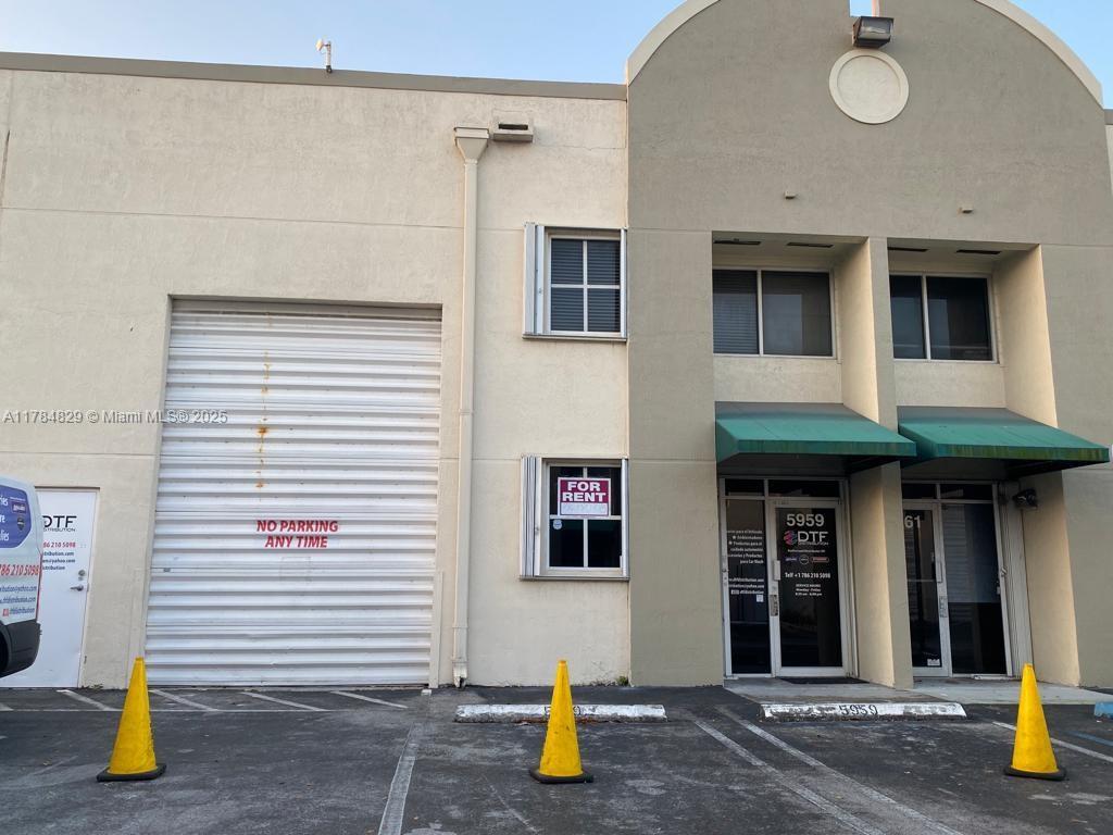 FOR LEASE: The ultimate warehouse with 1,261 square footage of versatile space. Perfect for storage, manufacturing, or creativity, this property offers a prime location, easy access, and endless possibilities in the heart of Doral.