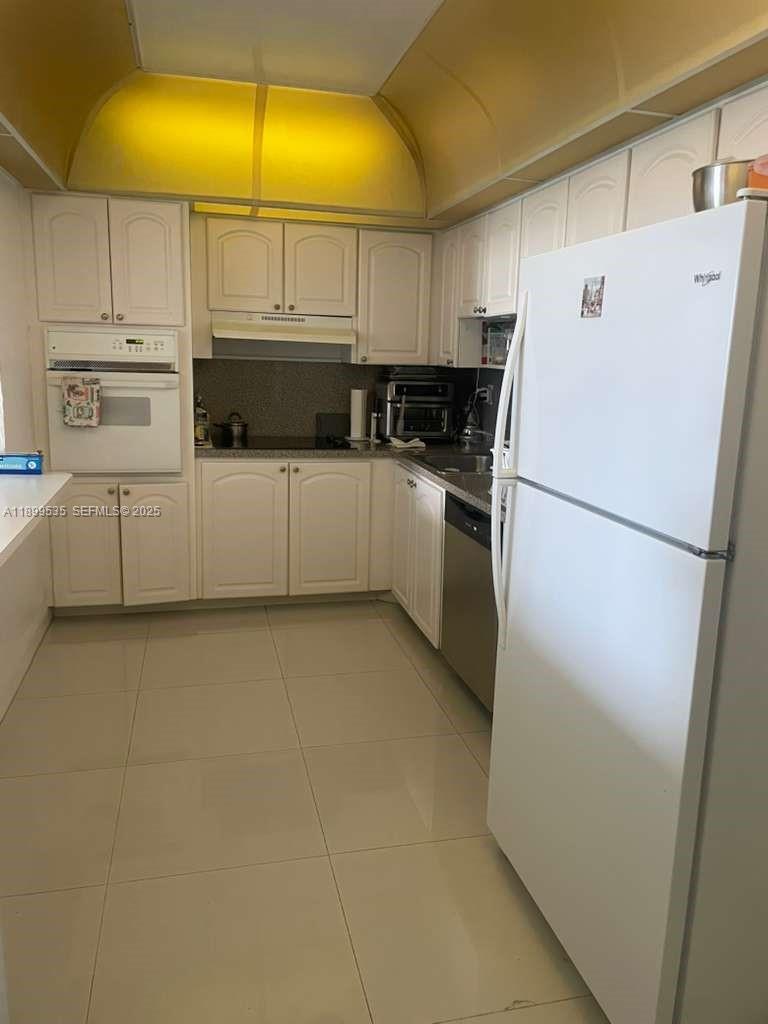 19390 Collins Ave 525