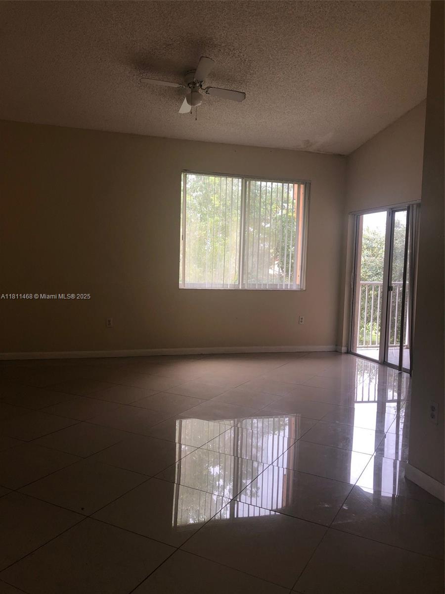 6992 Sw 39th St I201, Davie, Broward County, Florida - 3 Bedrooms  
2 Bathrooms - 