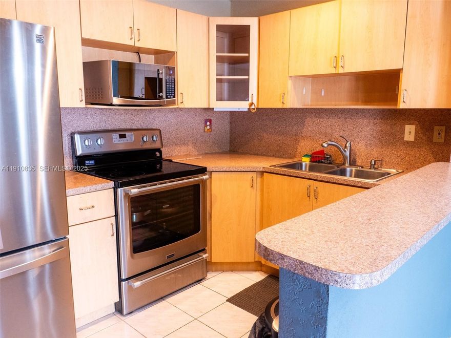 Quaint 2 bed 2 bath condo in Playa Lago Complex.  First floor unit is perfect for first time home buyers or even those in retirement. This unit offers a kitchen with stainless steel appliances and in unit washer/dryer.  Complex offers a clubhouse, pool, kids play area, security patrol and other amenities.  Located near schools, shopping centers and major highways. Don't miss this great opportunity. Easy to show.