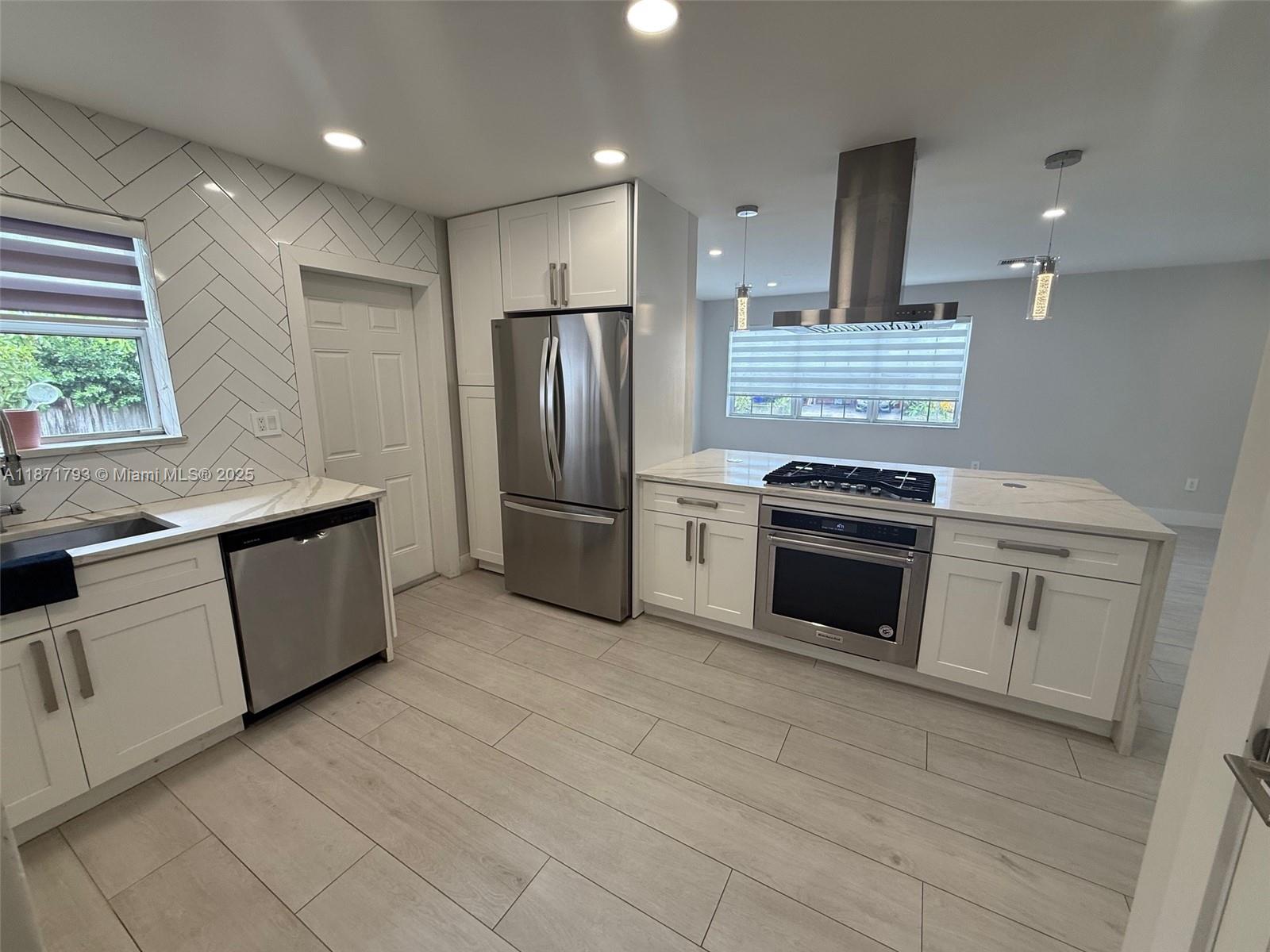 LAKE OSBORNE HILLS - Residential Lease