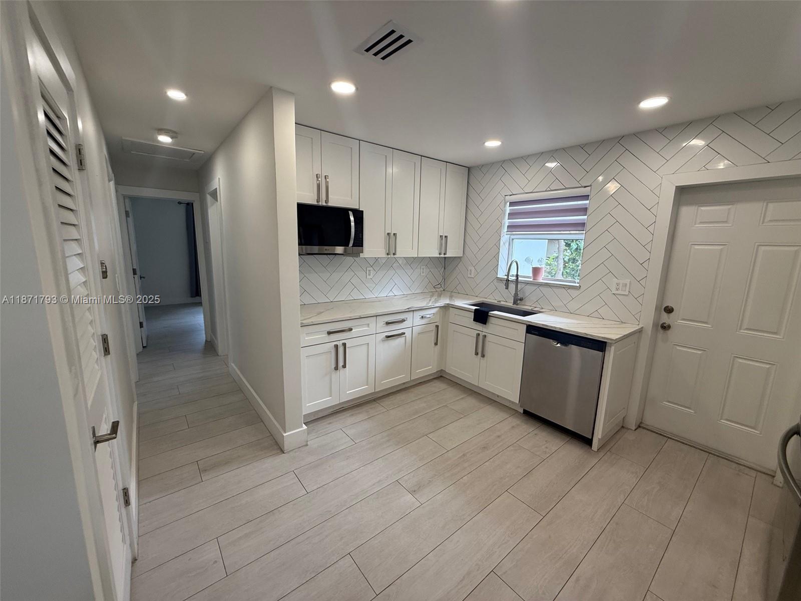 LAKE OSBORNE HILLS - Residential Lease