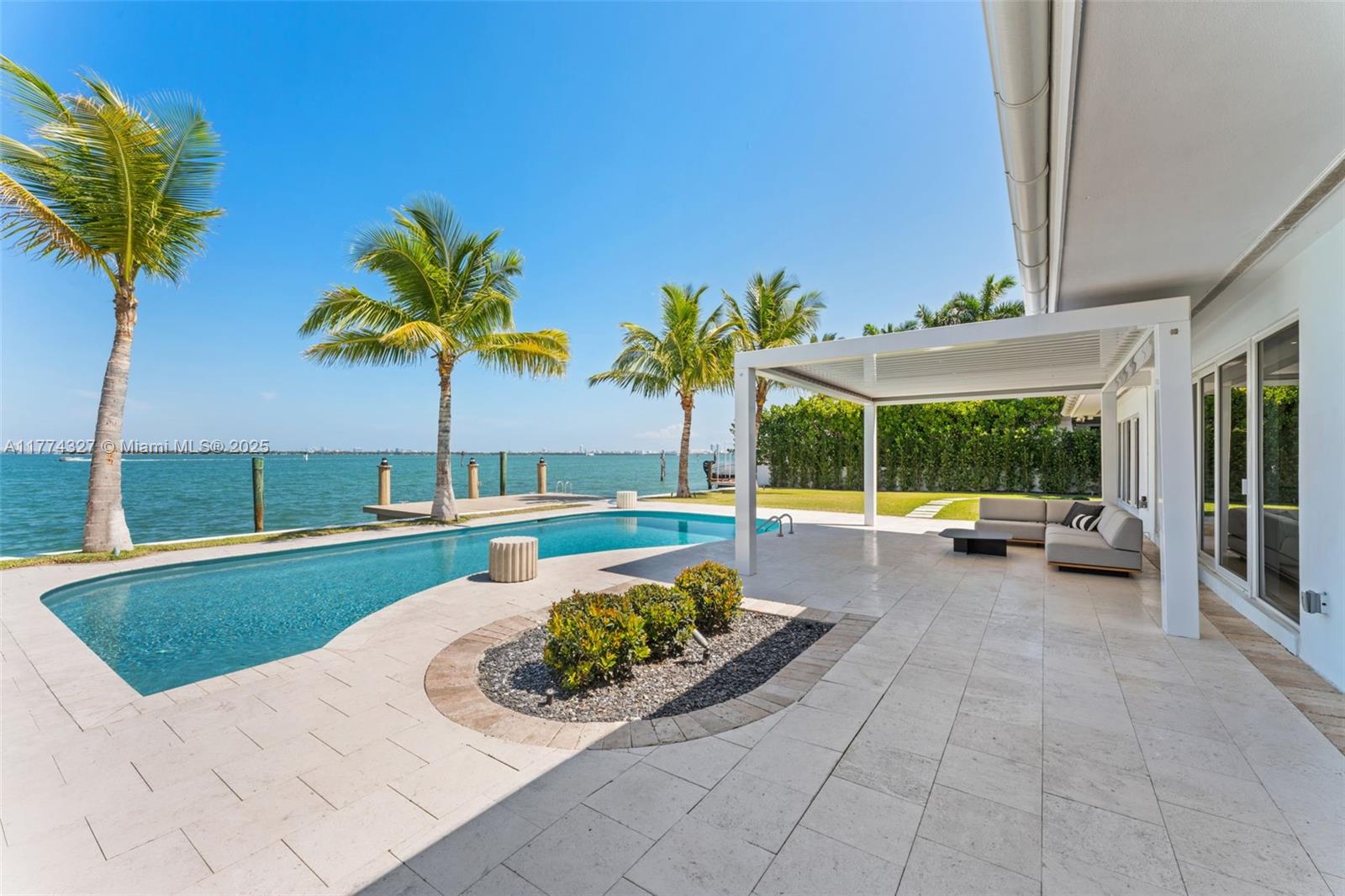 1011 N Venetian Dr