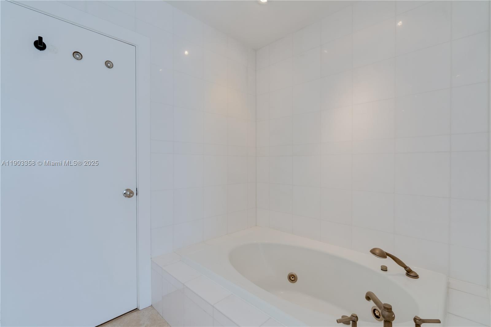 TROPICAL ISLE HOMES SUB 1 - Residential